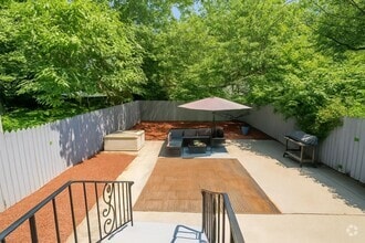 Building Photo - 136 Ege Ave