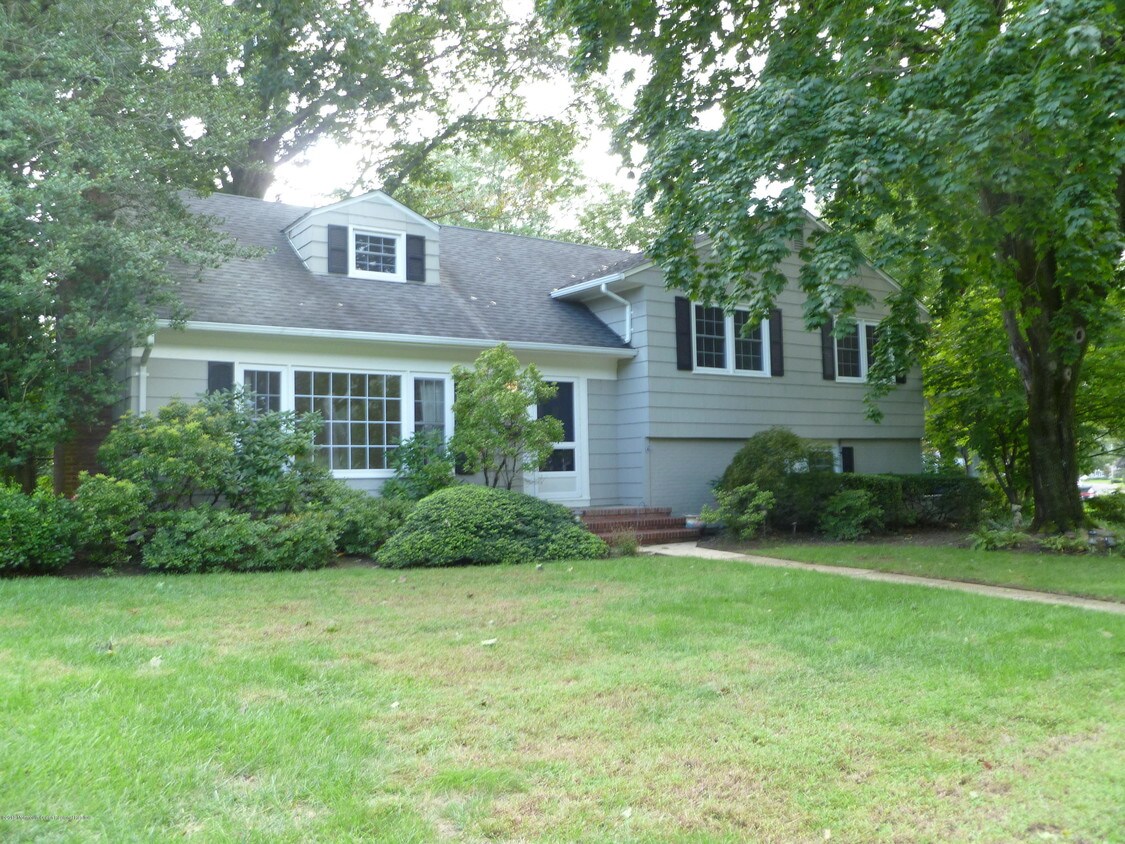 Primary Photo - 11 Elmwood Ln