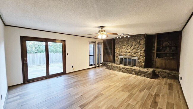 Building Photo - 3 Bed, 2 Bath, Partially Updated in Yukon