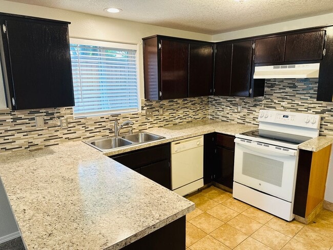 Building Photo - Charming Condo in Terrific Central Location