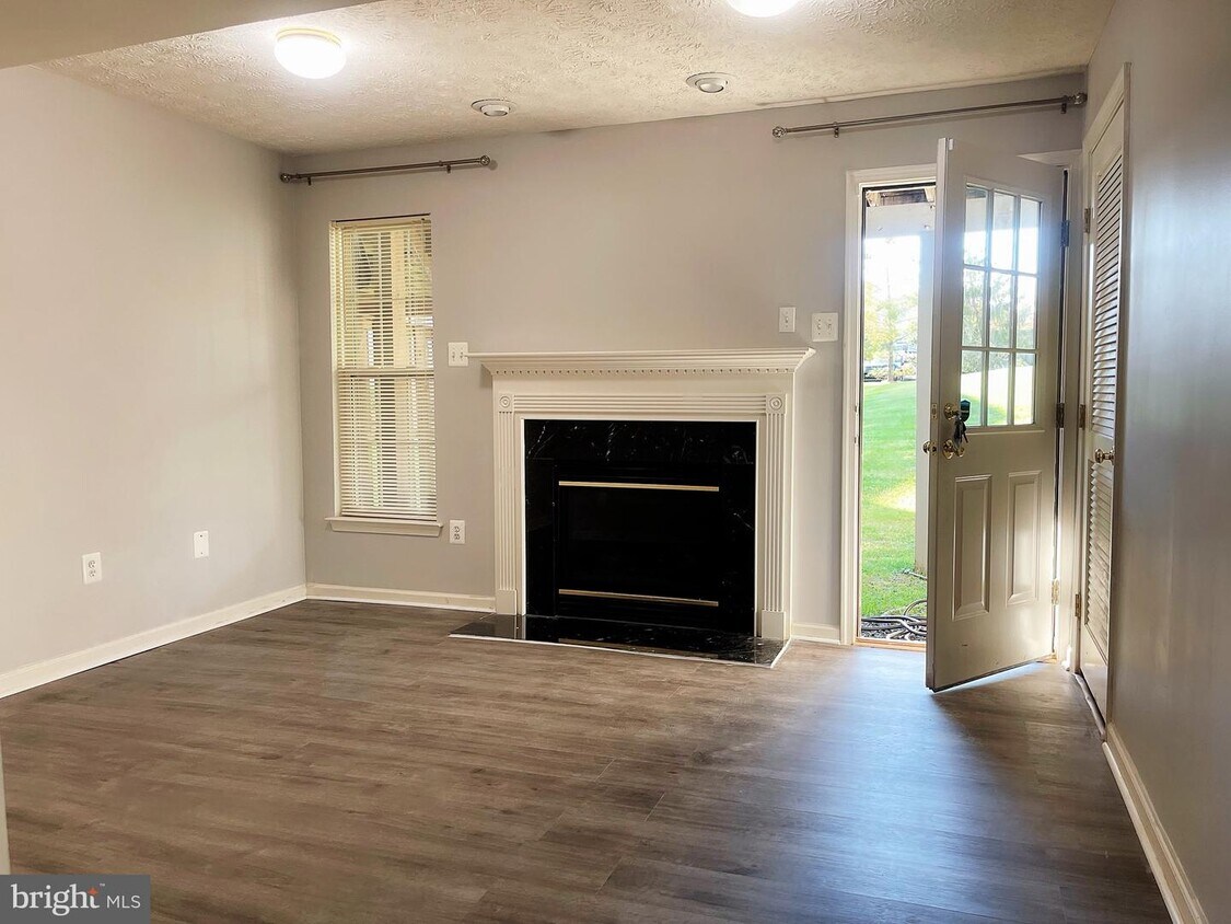Primary Photo - 9717 Harvester Cir