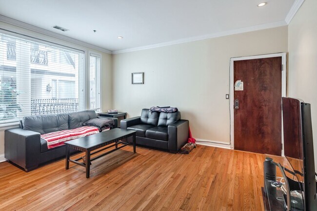 Building Photo - Luxury Condo in Fairmount Carriage House with PARKING!!