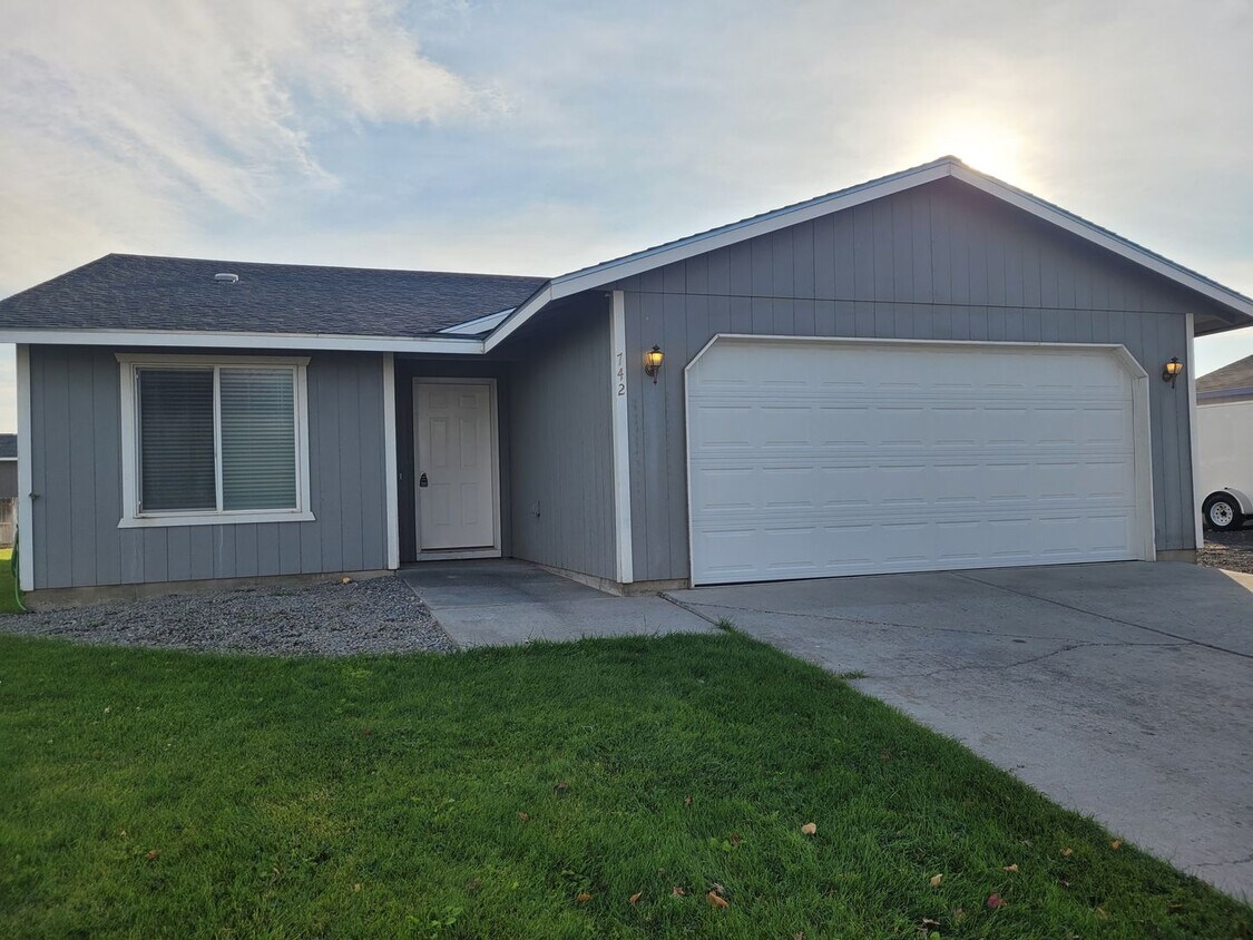 Primary Photo - 1/2 OFF NOVEMBER RENT - 4 Bedroom House in...