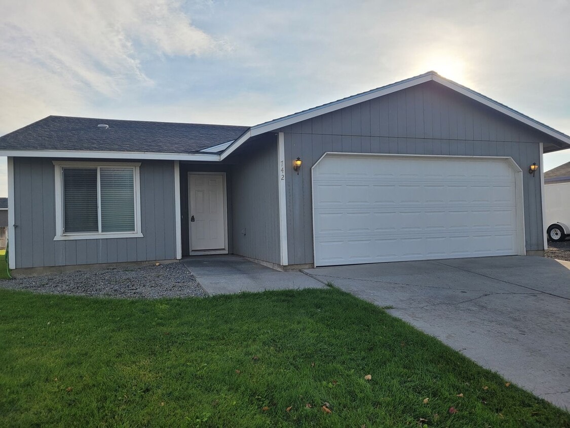 Primary Photo - CHRISTMAS SPECIAL - FREE DECEMBER RENT- 4 Bedroom House in Ephrata