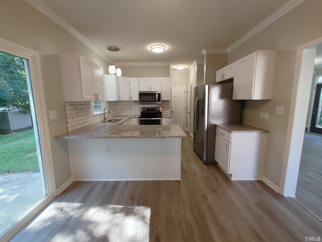 Foto del edificio - 329 Hallwood Ct