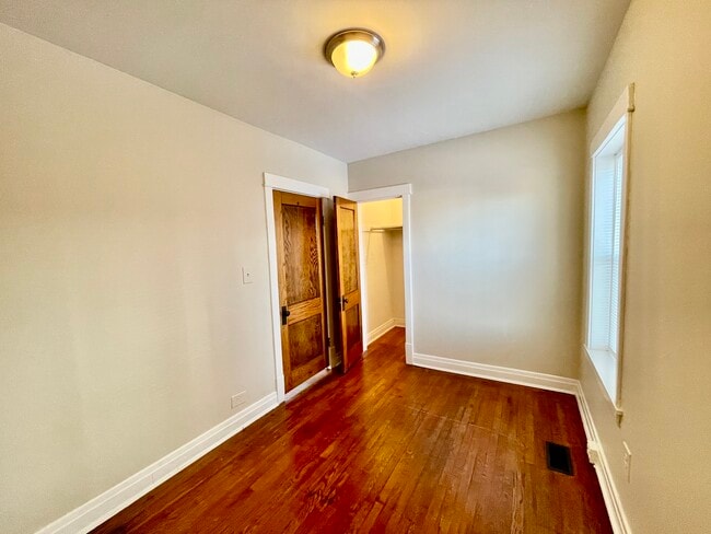 Building Photo - 824 Elgin Ave