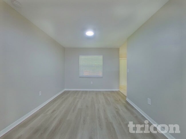 Foto del edificio - 5913 Fall River Dr