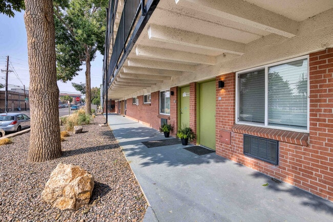 Building Photo - 1600 S Albion