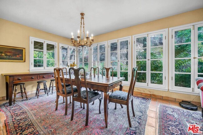 Foto del edificio - 2139 Nichols Canyon Rd