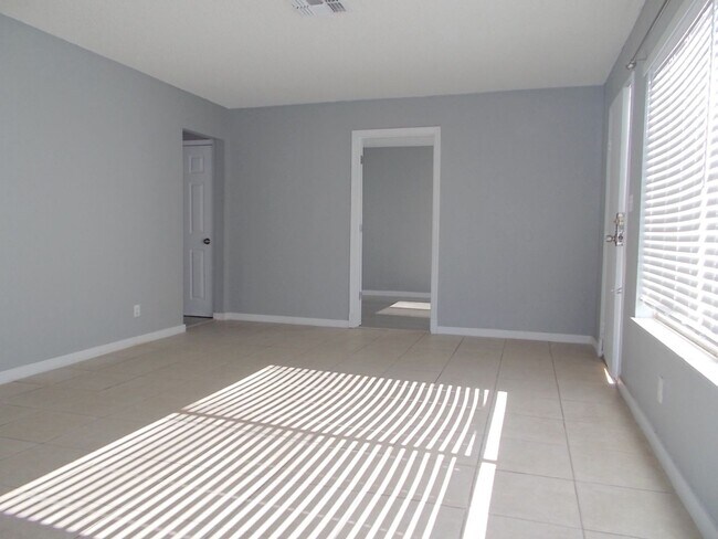Building Photo - Beautifully Updated 3-Bedroom with an Ente...