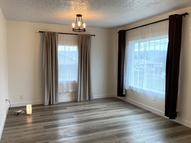 Building Photo - Remodeled Cottage