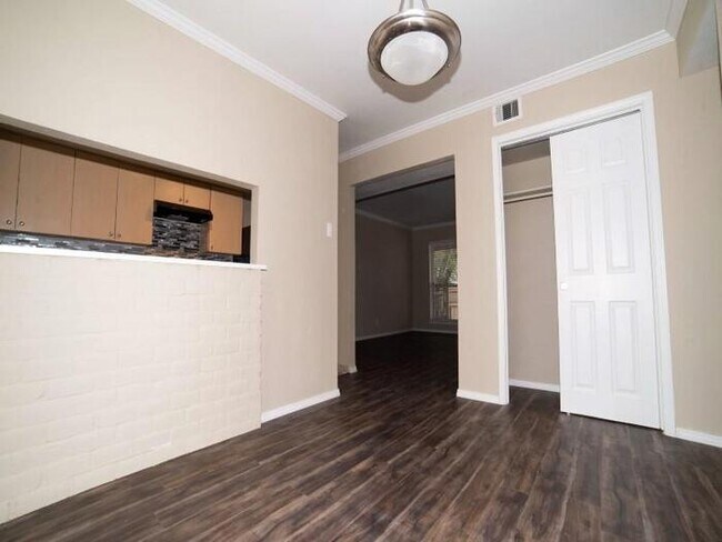 Building Photo - 7135 Oaklawn Dr