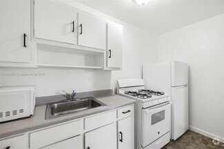 Building Photo - 126 SW 18th Ave