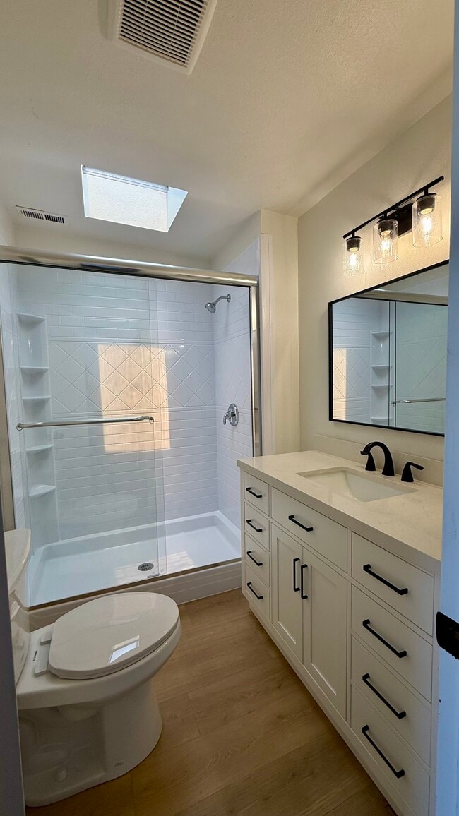 Baño principal remodelado en suite - 935 Sapphire St