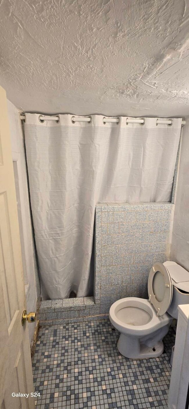 Building Photo - 1807 Maple Dr