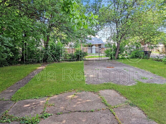 Foto del edificio - 1709 W Gaulbert Ave