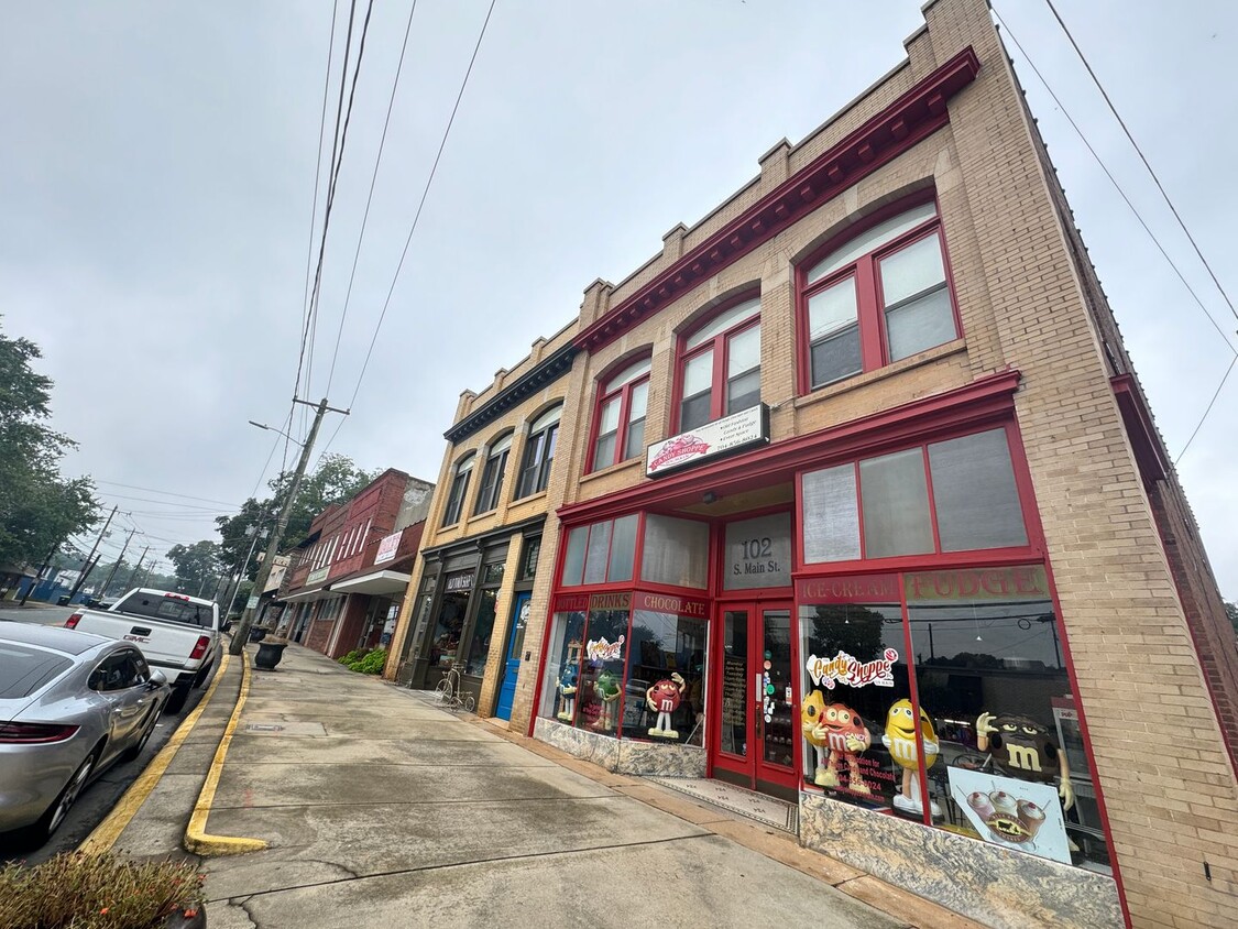 Primary Photo - 104 S Main St