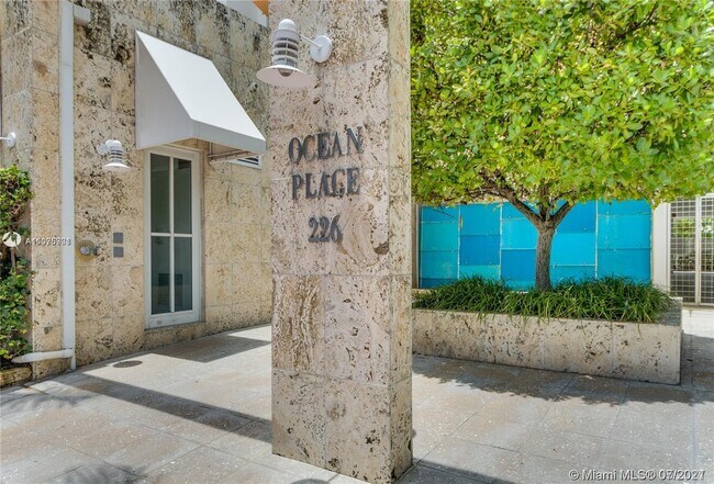 Building Photo - 225 Collins Ave