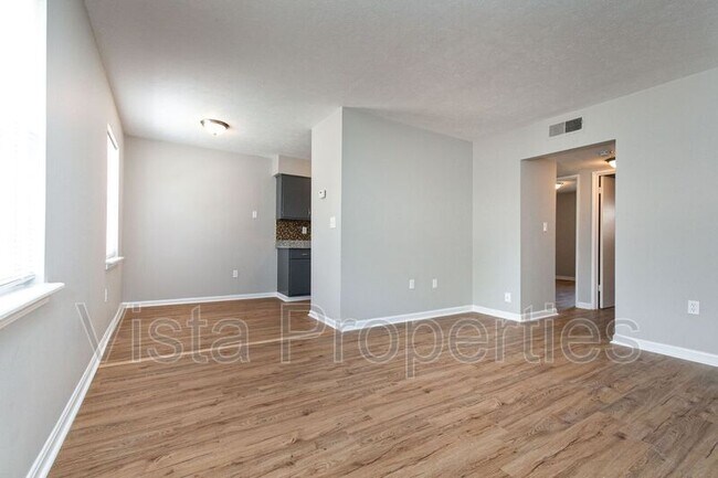 Building Photo - 4914 Saddlebrook Ln