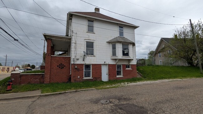 Building Photo - Charming 3 bedroom, 1 bathroom house locat...