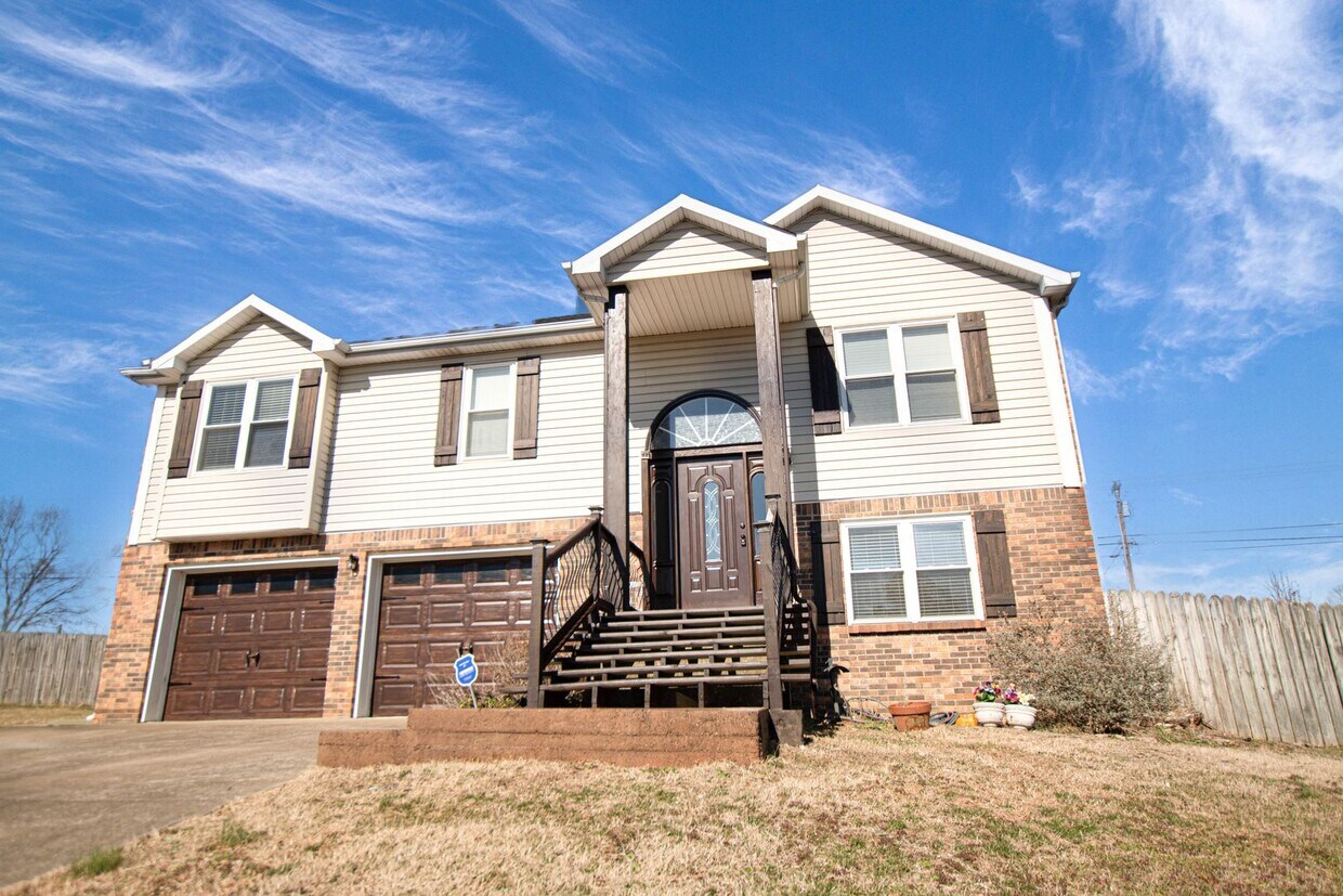 Foto principal - Pet Friendly Four Bedroom with Basement!