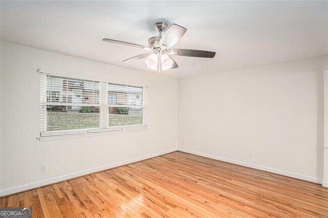 Building Photo - 7118 Stonington Dr NE