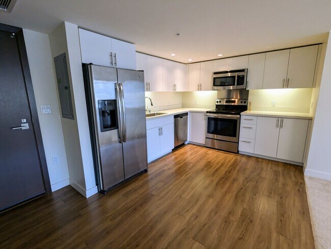 Foto del edificio - Symphony 2 Bed, 2 Bath, 1 Parking, Mountain views in Kakaako
