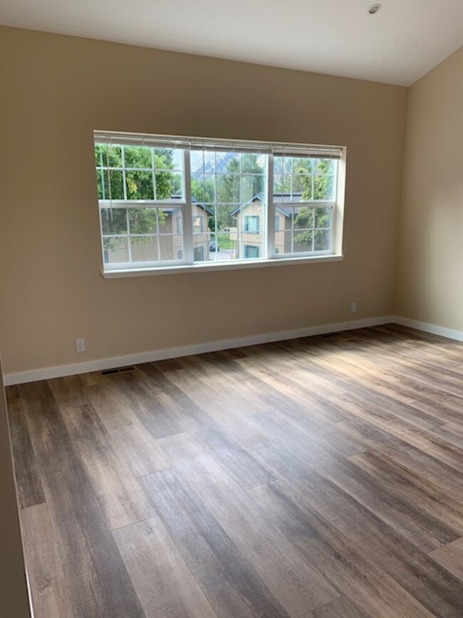 Building Photo - Beautiful 1 Bedroom 1 Bath Unit