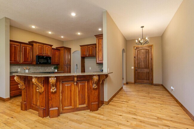 Building Photo - 4 bedroom, 2 bathroom home in Deer Lake Es...