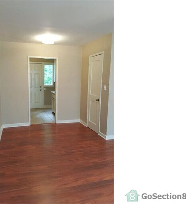 Building Photo - Woodland Ave Duplex