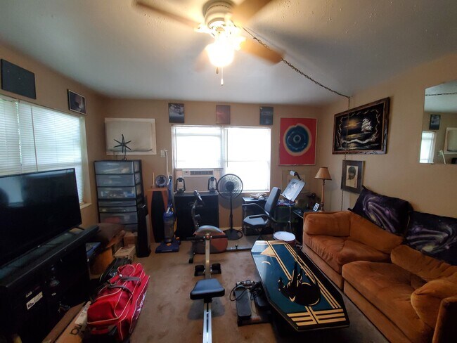 Sala de estar - Muebles de este inquilino - 119 Melody Ln