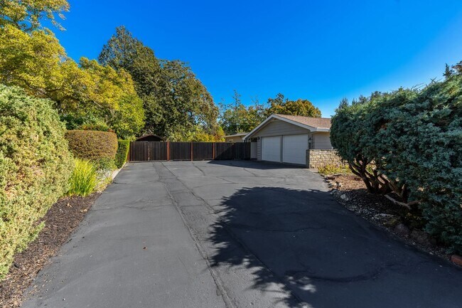 Building Photo - 4 bed/ 3 bath Single-Family Home in Silver...