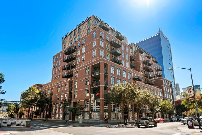 Building Photo - 877 Island Ave
