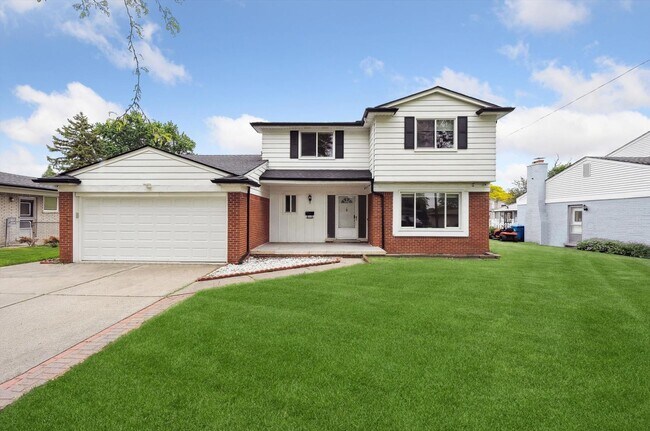 Building Photo - Move-In Ready 4 bedroom, 3 bathroom Home i...