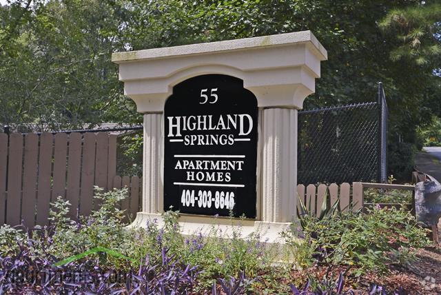 Entrada principal - Highland Springs Apartments