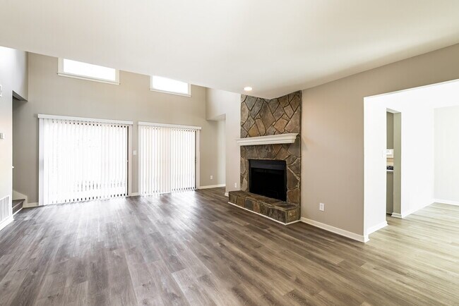Building Photo - 4220 Pineset Dr