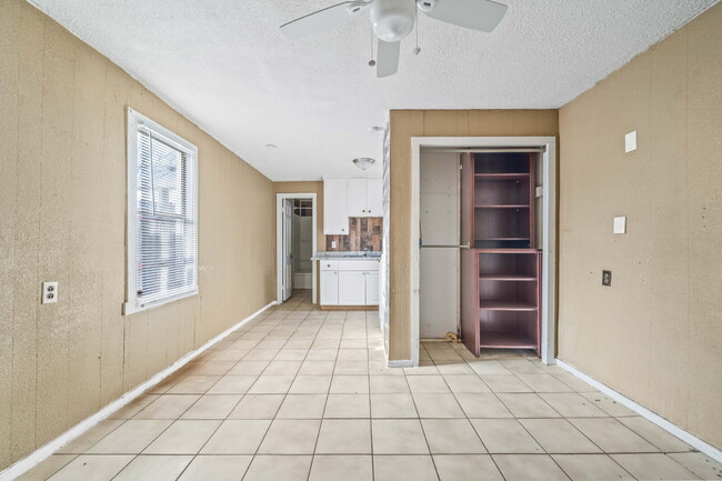 Building Photo - Cozy Efficiency w/ ALL BILLS PAID