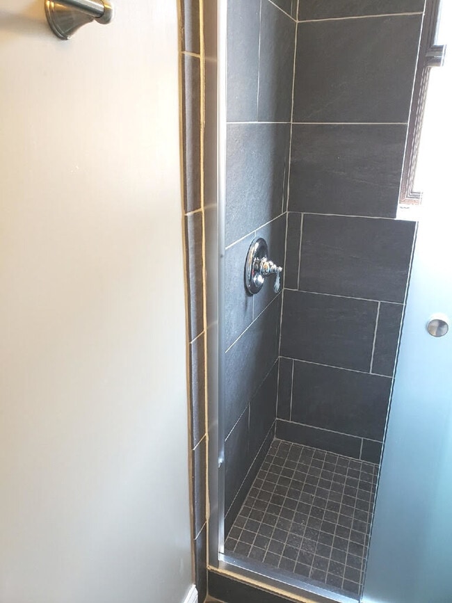 Building Photo - 1064 W Thorndale Ave