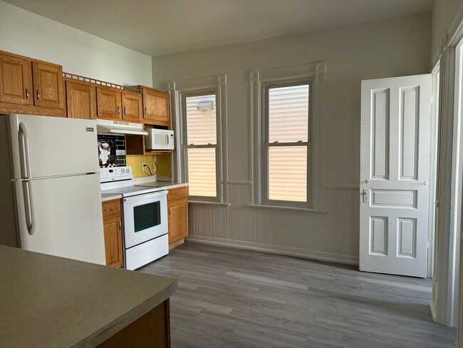 spacious kitchen - 1906 E Webster Pl