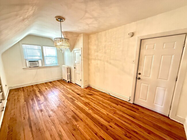 Foto del edificio - Top floor Studio Apartment in Capitol Hill! Available NOW!