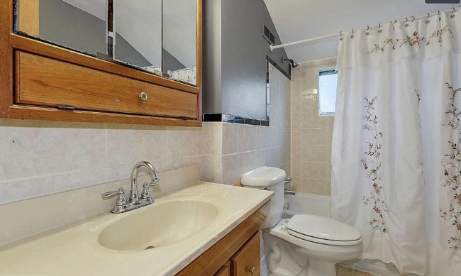 Upstairs full bath - 1141 Gloria Ave