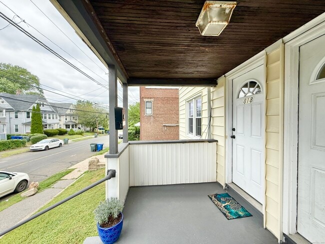 Building Photo - 820 Brewster St