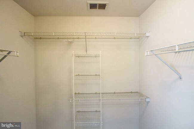 Foto del edificio - 7005 Birkenhead Pl