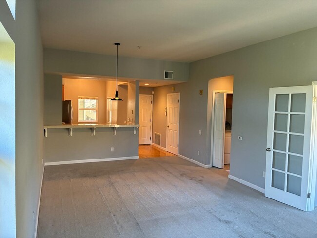 Building Photo - 121 Crescent Ct