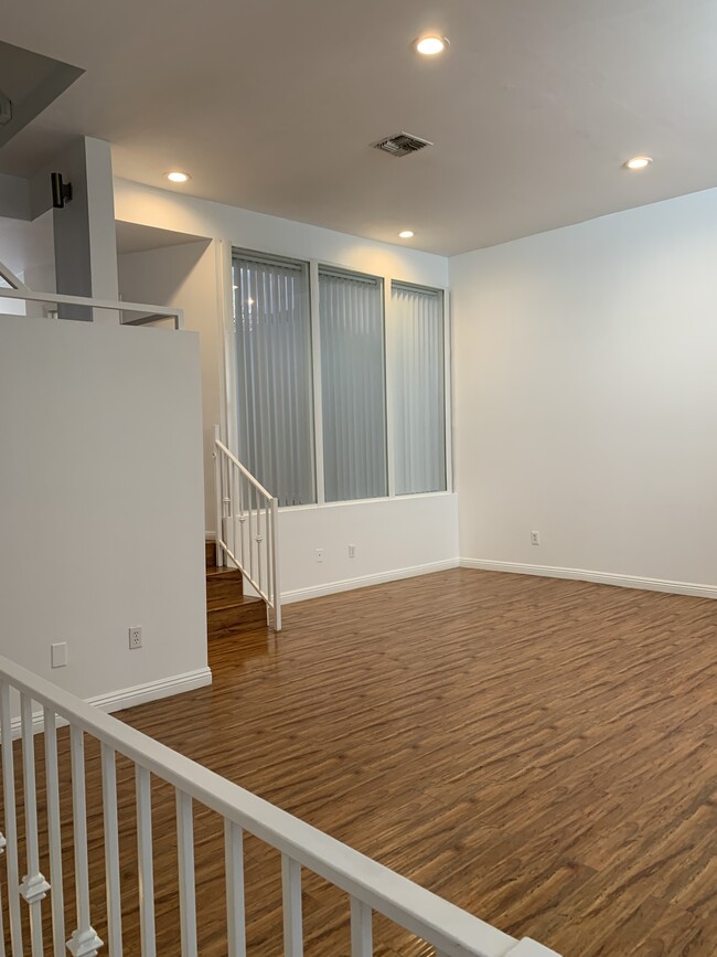 Foto del edificio - 4845 Elmwood Ave