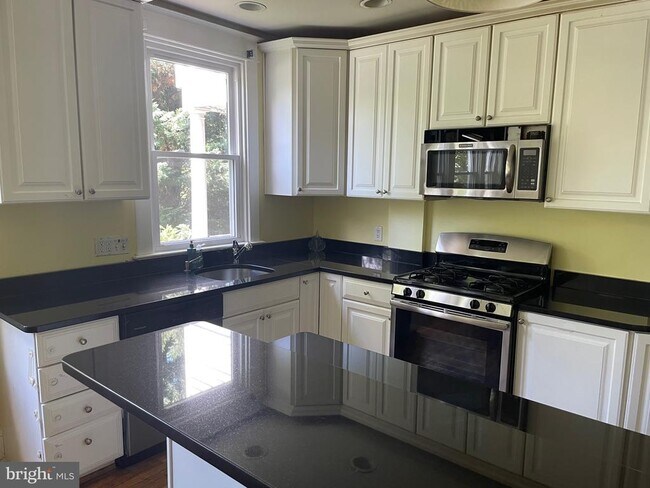 Foto del edificio - 4229 Brandywine St NW