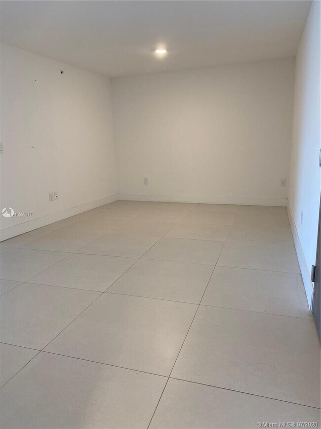 Building Photo - 9261 E Bay Harbor Dr