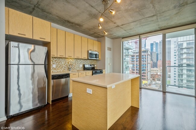 Building Photo - 659 W Randolph St