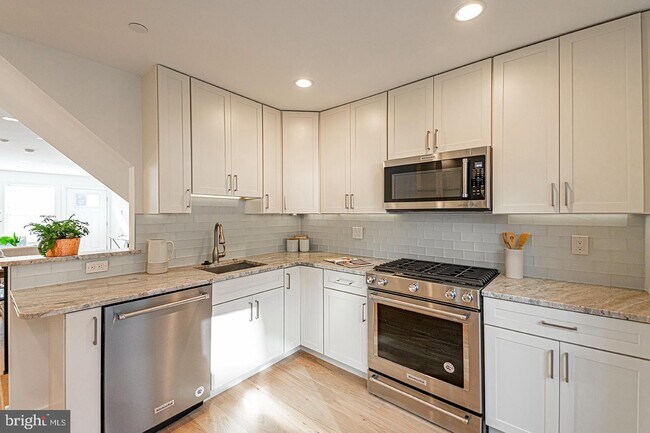Building Photo - 2629 Latona St