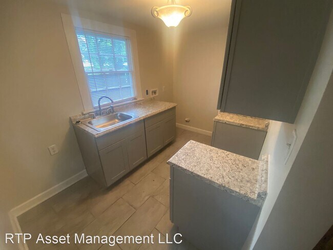 Foto del edificio - 1 br, 1 bath House - 8 Turner St.